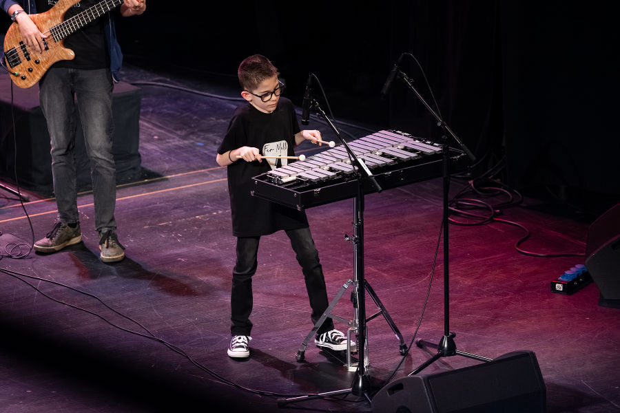 Junger Musiker am Glockenspiel