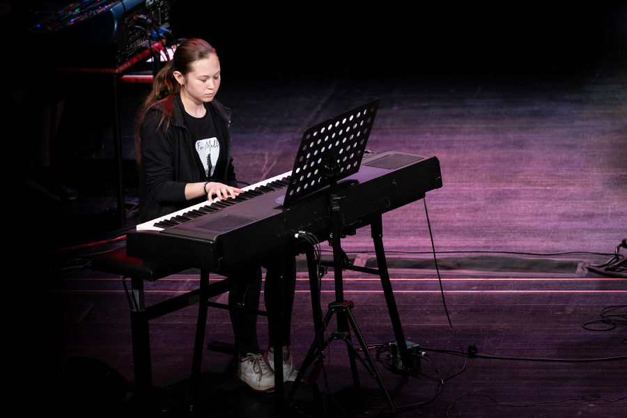 Pianistin beim Wettbewerb Pianistin beim Wettbewerb